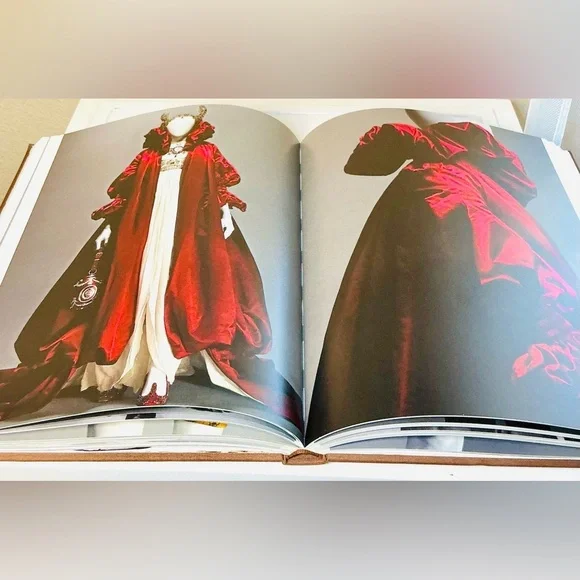 Alexander McQueen: Savage Beauty - Large Coffee Table Book - Picture 9 of 14